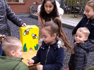 KDV Klavertje 4 op zoek naar bijtjes De Bijenkorf