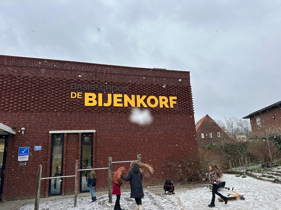 Basisschool de Bijenkorf, een school in de sneeuw in Wageningen.